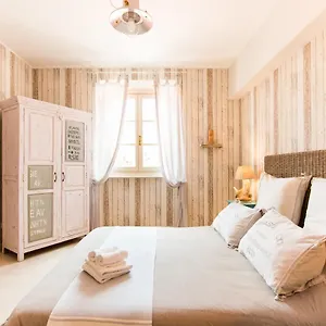  Bed & Breakfast Le Pietrasantine - Centro Storico Italia